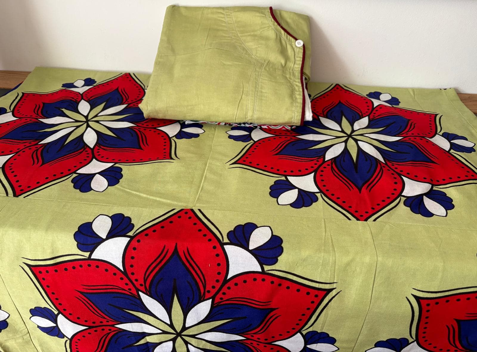 Gaouni Vert Clair Motif Fleur Rouge